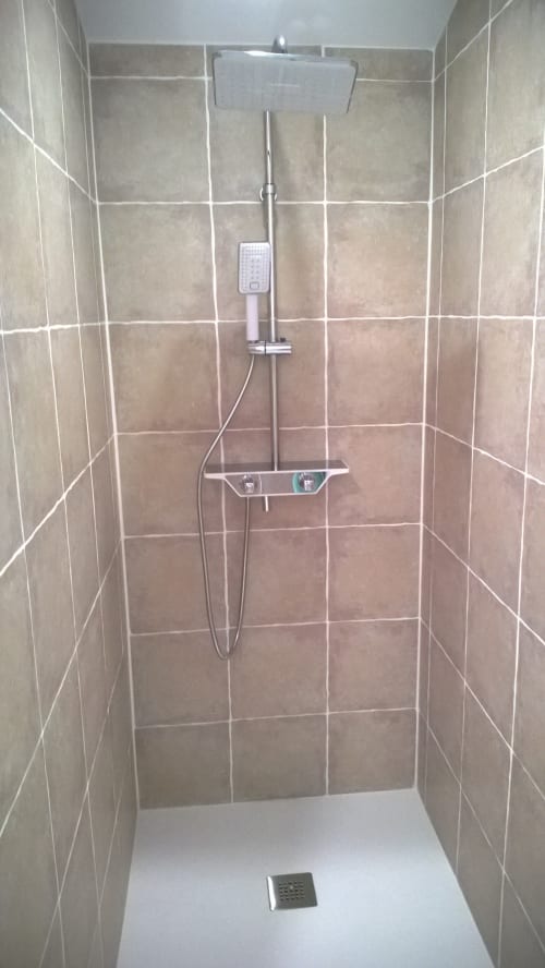 Modernes Duschbad mit Regenduschkopf und Ablage im Ferienhaus Domaine Le Piboul, Fontcouverte