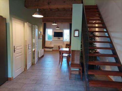 Modernes Cottage-Interieur im Domaine Le Piboul mit Essbereich, Holztreppe und offener Wohnfläche in Fontcouverte
