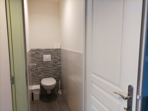 Modernes Badezimmer mit gestreifter Fliesennakzentwand im Cottage Domaine Le Piboul, Fontcouverte
