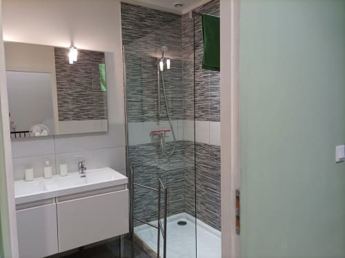 Modernes Badezimmer mit offener Dusche und weißem Waschtisch im Ferienhaus Domaine Le Piboul in Fontcouverte