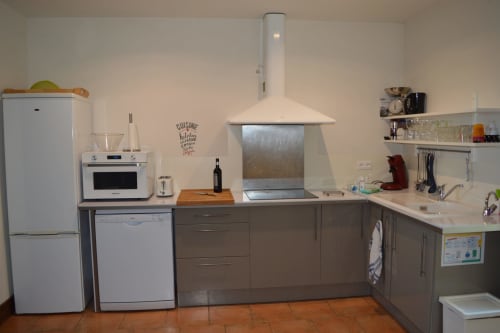 Moderne Küche im Ferienhaus Le Régisseur auf Domaine Le Piboul mit Edelstahlgeräten und brauner Schrankeinrichtung