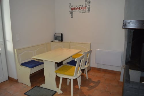 Esszimmer im Cottage Le Régisseur auf dem Domaine Le Piboul mit cremefarbener Banquette, Holztisch und gepolsterten Stühlen