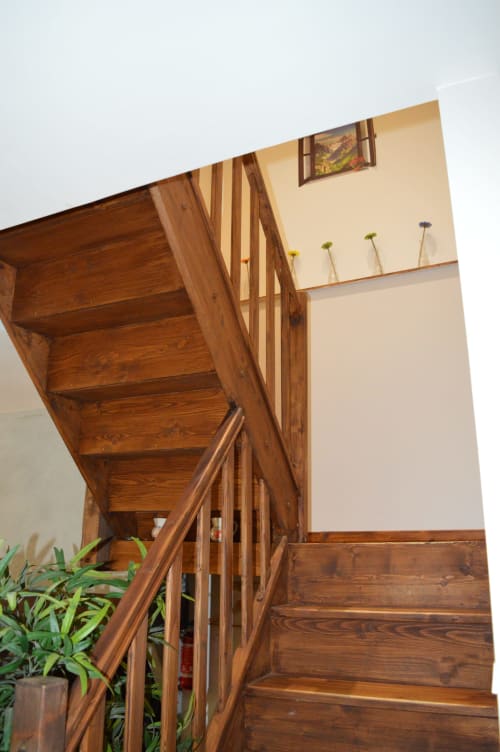 Holztreppe mit Geländern im Cottage Le Régisseur auf Domaine Le Piboul, Fontcouverte, cremefarbene Wände und Gartenblick