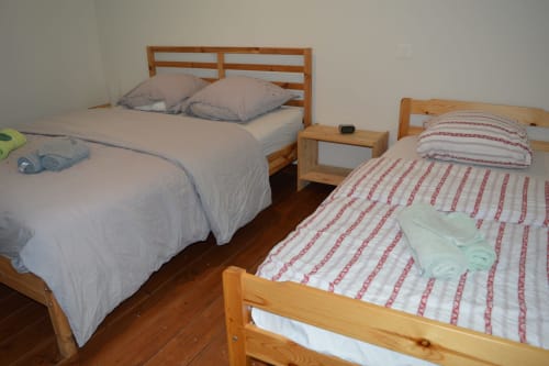 Zwei Einzelbetten mit Holzrahmen im Cottage Le Régisseur auf dem Domaine Le Piboul, Fontcouverte