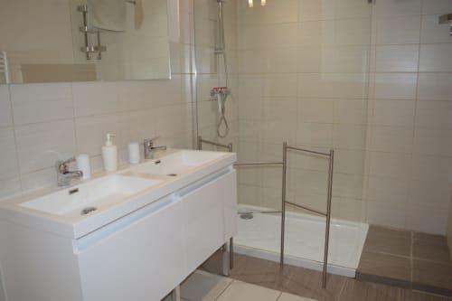 Modernes Badezimmer mit Doppelwaschbecken und begehbarer Dusche mit Glastrennwand im Ferienhaus Domaine Le Piboul, Fontcouverte