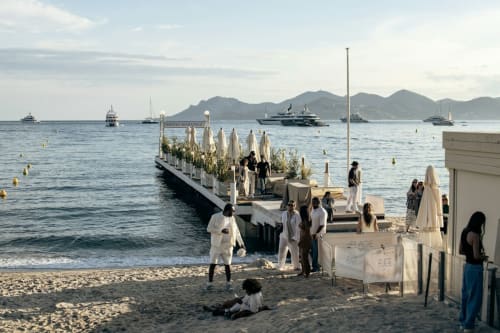 Lounge bord de mer M Résidences avec parasols, jetée et bateaux méditerranéens dans un cadre côtier pittoresque