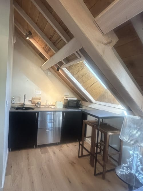 Kitchenette moderne avec puits de lumière du gîte Le Studio à la Cour Du Liège, Baugé-en-Anjou