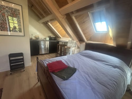 Studio loft cosy à la Cour du Liège, Baugé-en-Anjou avec lit queen, kitchenette et lucarnes