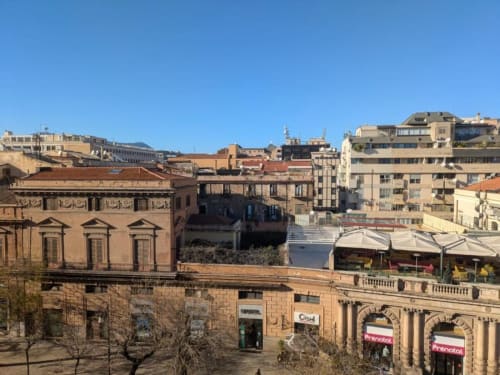 Vista panoramica di Palermo dall'appartamento BnB del Parlamento con architettura mediterranea storica e terrazza.