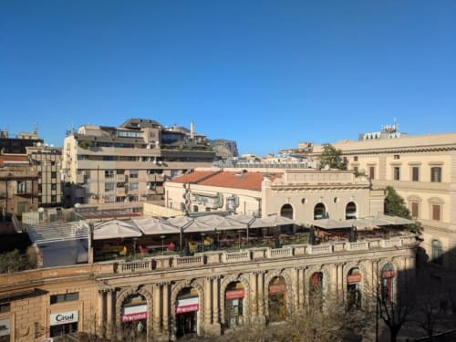 Vista dal balcone del suggestivo paesaggio urbano di Palermo con eleganti edifici e architetture ad archi nel centro storico