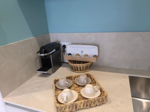 Angolo caffè e tè nell'appartamento Cavour 106 del BnB del Parlamento Palermo con tazze, bollitore e organizer capsule