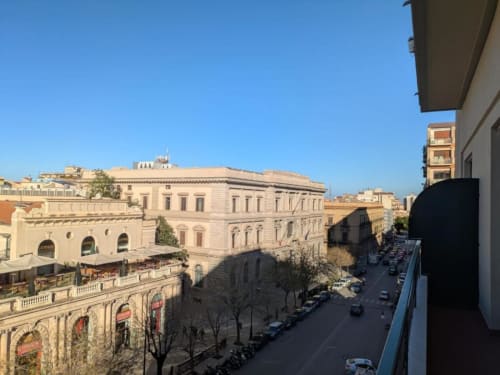 Vista di Palermo dal balcone del BnB del Parlamento con affaccio su edifici storici e vie della città