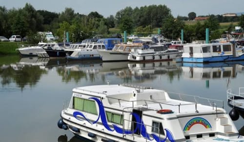 Péniches et bateaux amarrés à la marina de Gorrevod près du Jardin de la Reyssouze