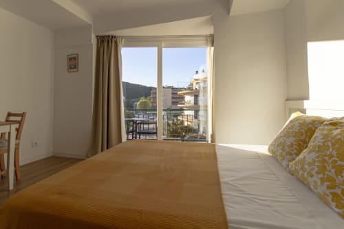 Luminosa habitación con vistas a la ciudad desde el balcón del hotel El Sol II, Tossa de Mar
