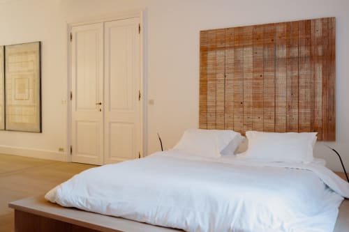 Bernard Suite at Castanea Business & Suites in Merelbeke with white bed, wooden headboard, and cream-colored closet doors