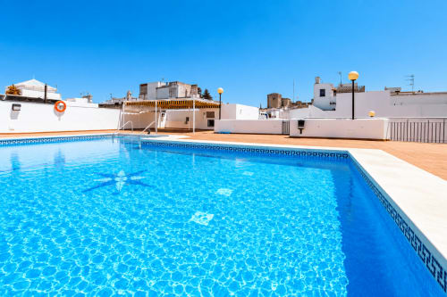 Piscina en la azotea del hotel-apartamento Living Sur en Sanlúcar de Barrameda con vistas a la terraza