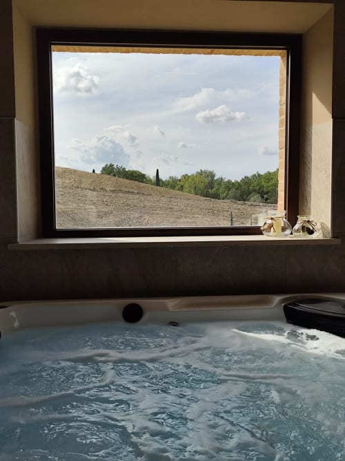 Hot tub with countryside view at Agriturismo Marinello, Pienza, Italy