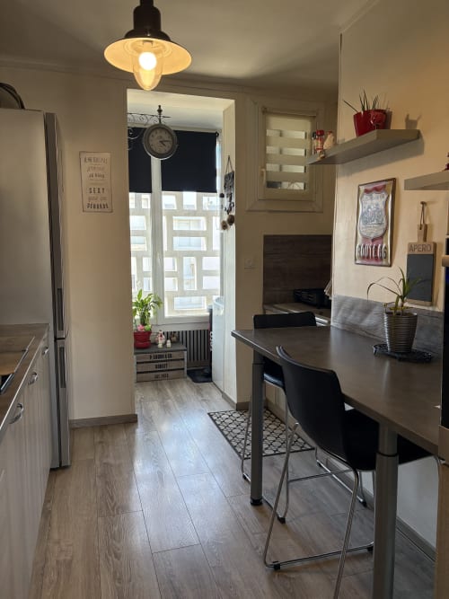 Cuisine-séjour contemporaine à l'appartement Le Cocon Arlésien, Arles, avec électroménagers inox et vue sur la ville