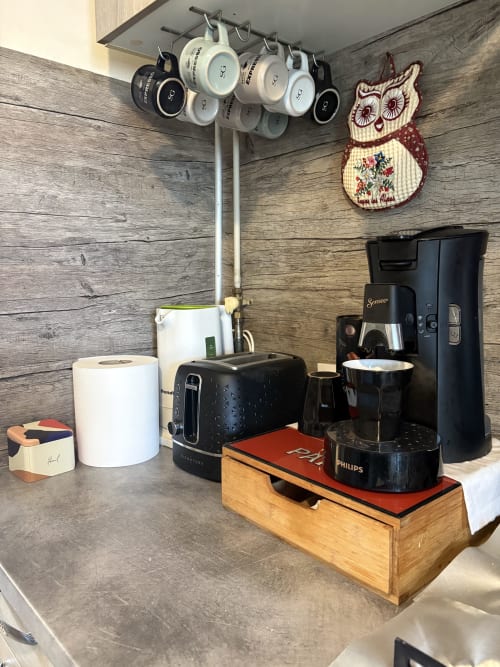 Station café dans la chambre Le Cocon Arlésien à la Conciergerie Maurin à Arles, avec machine Nespresso, grille-pain et organiseur à tasses