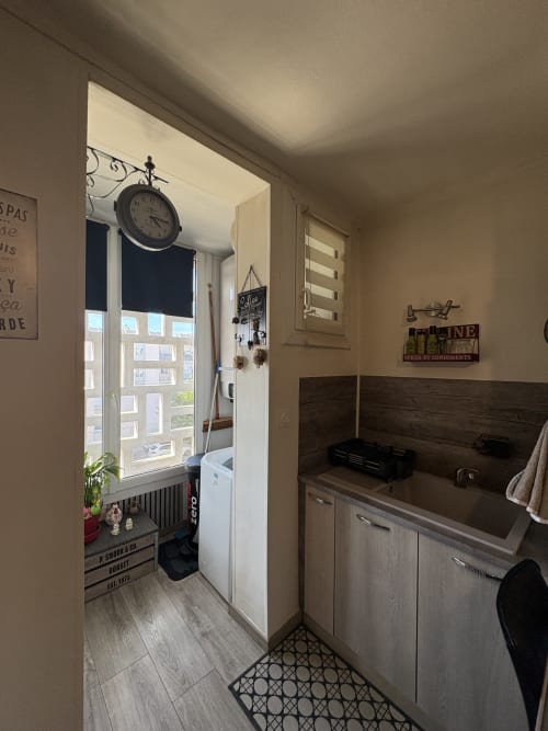 Kitchenette moderne de la chambre Le Cocon Arlésien à la Conciergerie Maurin, Arles avec évier, crédence sombre et électroménagers