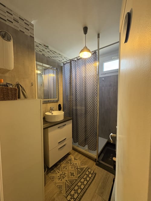 Salle de bain moderne au Cocon Arlésien, Conciergerie Maurin à Arles, avec douche et lavabo rond