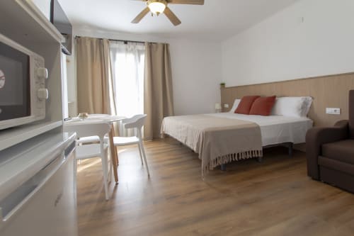 Loft moderno en Tossa de Mar con cama queen, cocina integrada, TV y balcón con vistas a la ciudad