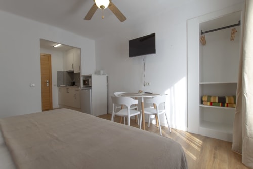 Moderno estudio en El Sol II Tossa de Mar con cama, cocineta, mesa de comedor y TV en pared