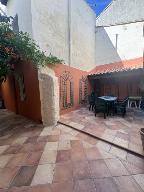 Cour en terre cuite avec portes voûtées de l'hôtel Conciergerie Maurin à Arles, France
