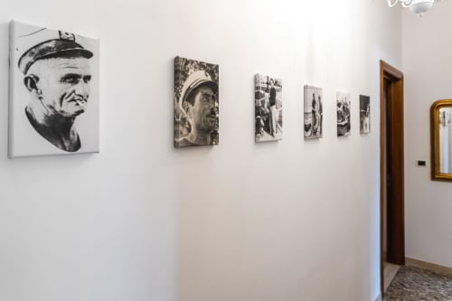 Parete gallery nell'appartamento Otranto Oasis con ritratti e fotografie vintage in bianco e nero