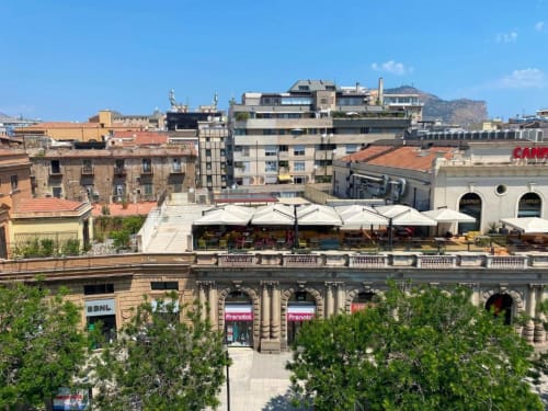 Terrazza panoramica del BnB del Parlamento a Palermo con vista sulla città, i palazzi storici e le montagne
