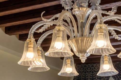 Lampadario in vetro di Murano ornato con paralumi a forma di campana nel Palazzo San Firmino, Venezia