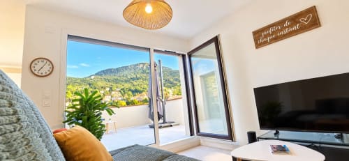 Séjour lumineux NN Patrimoine à Douvaine avec balcon ouvert sur les montagnes, TV et mobilier contemporain