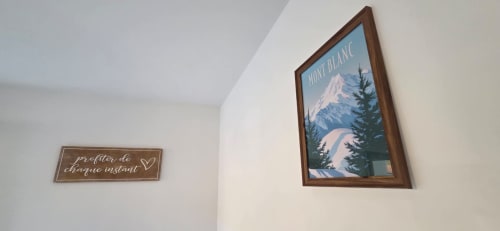 Décoration murale de l'appartement L'Idéal chez NN Patrimoine : affiche Mont Blanc encadrée et panneau de motivation français
