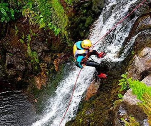 Aventureiro escalando cachoeira em Paul do Mar, Portugal perto da Acomodação Villa Amore