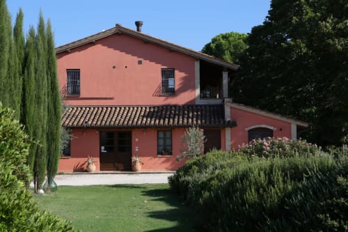 La Casa dei Tigli BnB a Cannara, Italia - rustico casale color terracotta con giardini curati
