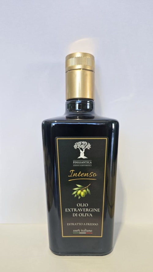 Bottiglia di olio extravergine di oliva Fogliantica Intenso con tappo dorato ed etichetta nera su sfondo bianco