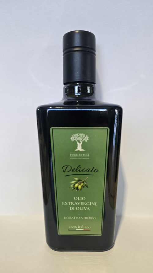 Bottiglia di olio extravergine di oliva Fogliantica, varietà Delicato da Ceglie Messapica, Italia
