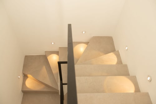 Escalera contemporánea con iluminación cálida en Villa MERAKI, Gozamena, Fuerteventura, con diseño arquitectónico moderno