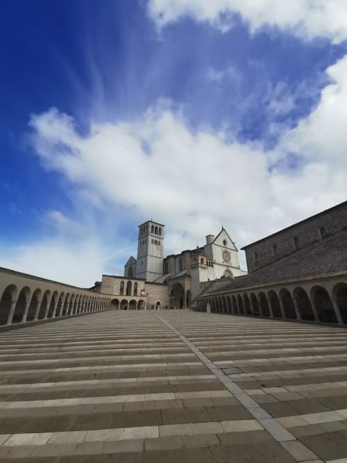 Cortile della basilica a Cannara, Italia con chiostri ad archi e architettura medievale