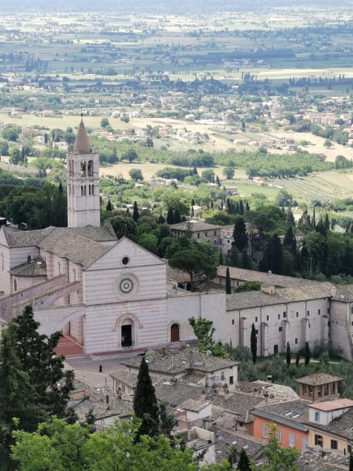 Basilica di Santa Chiara con vista sulla valle di Cannara, presso La Casa dei Tigli B&B in Umbria