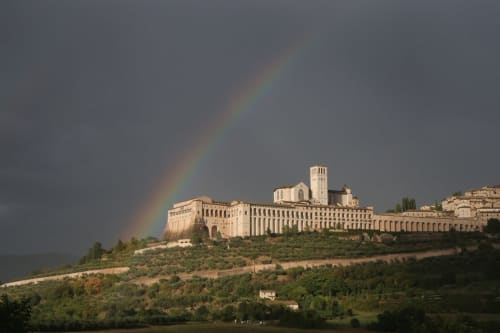 Basilica di San Francesco ad Assisi con arcobaleno, vista da Cannara presso La Casa dei Tigli B&B