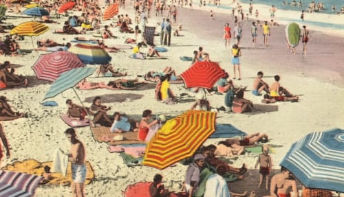 Plage vintage animée avec parasols colorés et baigneurs, évoquant la nostalgie estivale de l'Auberge Yasi à Lyon.