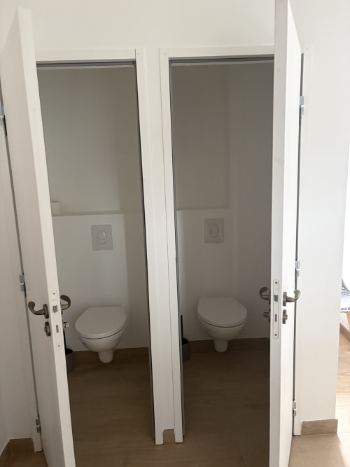 Deux toilettes partagées à la maison d'hôtes Domaine Du Grand Fort à Banneville La Campagne, France
