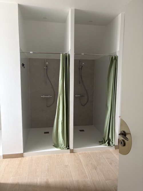 Deux cabines de douche modernes aux rideaux verts du Domaine Du Grand Fort, Banneville la Campagne