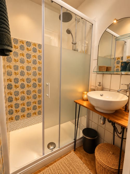 Salle de bains moderne de la Suite Mezzanine au Au Bon Gîte, Senones, avec douche italienne, vasque et carrelage botanique