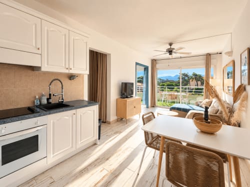 Lumineux T3 à L'Île-Rousse avec cuisine équipée, salle à manger, terrasse vue mer et panorama montagnard