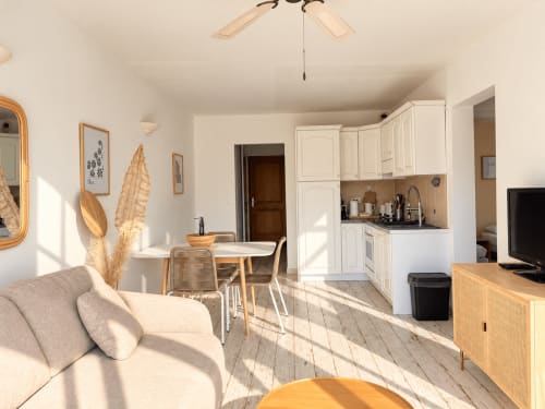Lumineux T3 à L'Île-Rousse avec séjour ouvert, cuisine moderne, salle à manger et vue mer
