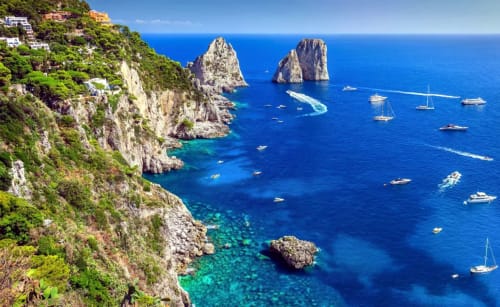 Le drammatiche scogliere e le acque turchesi di Capri vicino a My Comfort Suite, alloggio a Napoli