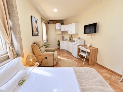 Estudio en Amodiño, Baiona con cama, sillón reclinable, cocina americana, TV y pisos de madera