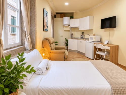 Apartamento estudio luminoso en Baiona con cama queen, cocineta, escritorio de trabajo y cómodo sillón con vistas a la ciudad